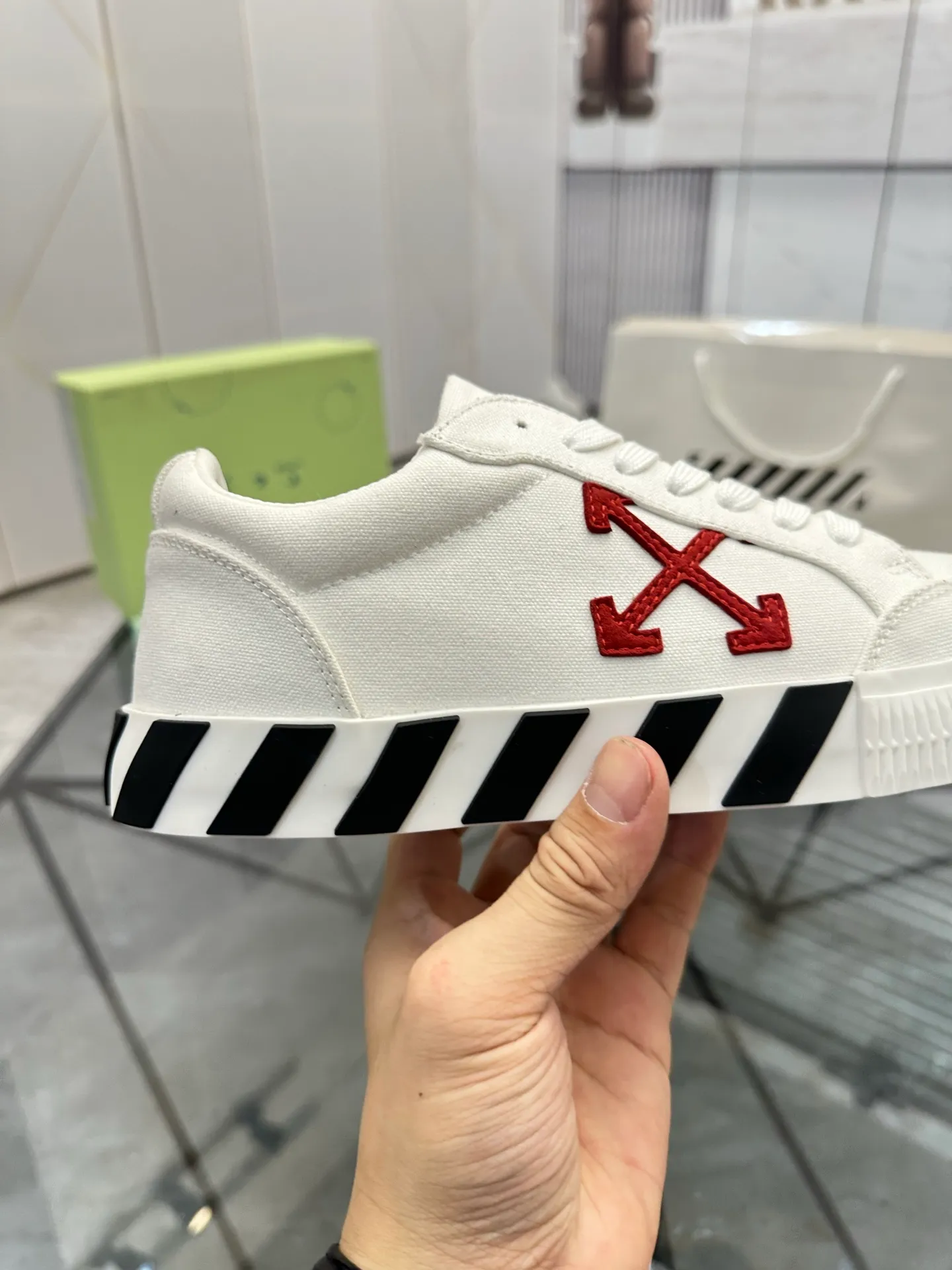 Selling men's shoes 💰: 💰P440¥ Product trademark: OFF WHITE *"OFF WHITE*" low-top casual shoes Regular size: 35-45 (can be customized to 46) Couple style Product materials: Original fabric from the upper counter, breathable lining, original outsole. No.: H203